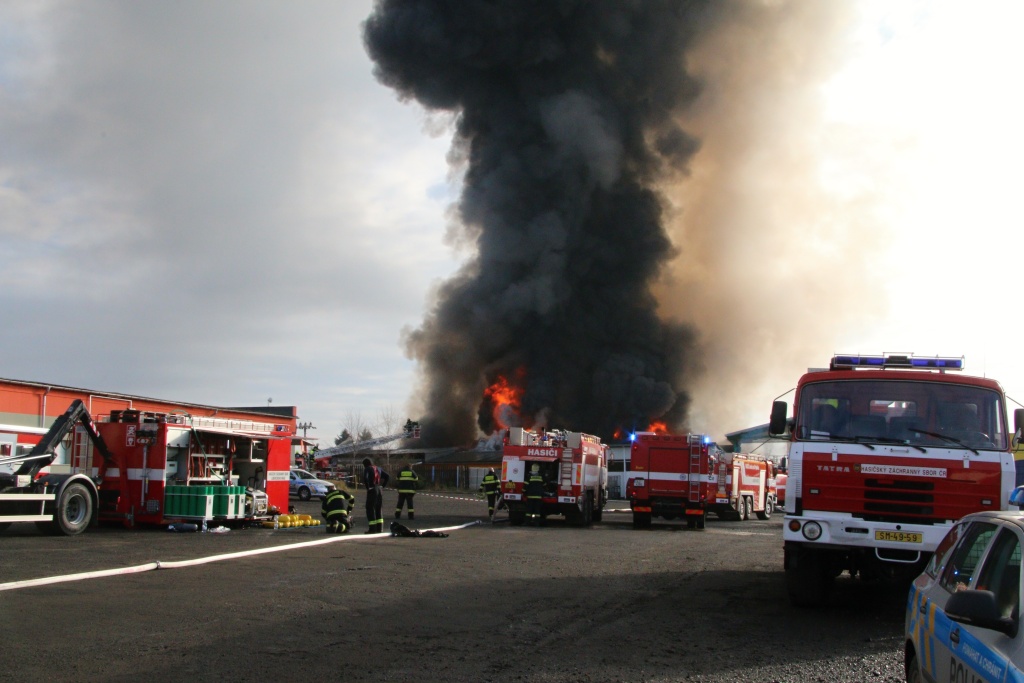 Zásah hasičů u rozsáhlého požáru v Turnově na Vesecku<br />Autor: HZS Libereckého kraje, Zdenka Štrauchová