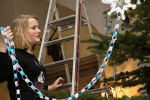 Vstupní halu vrchlabského zámku opět zdobí vánoční strom