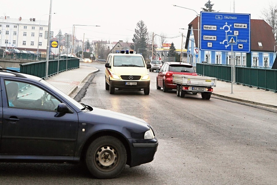 Provoz na novém mostě ve Vrchlabí den po otevření<br />Autor: Jiří Novák
