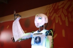 Humanoidní robot Thespian předává školákům vysvědčení