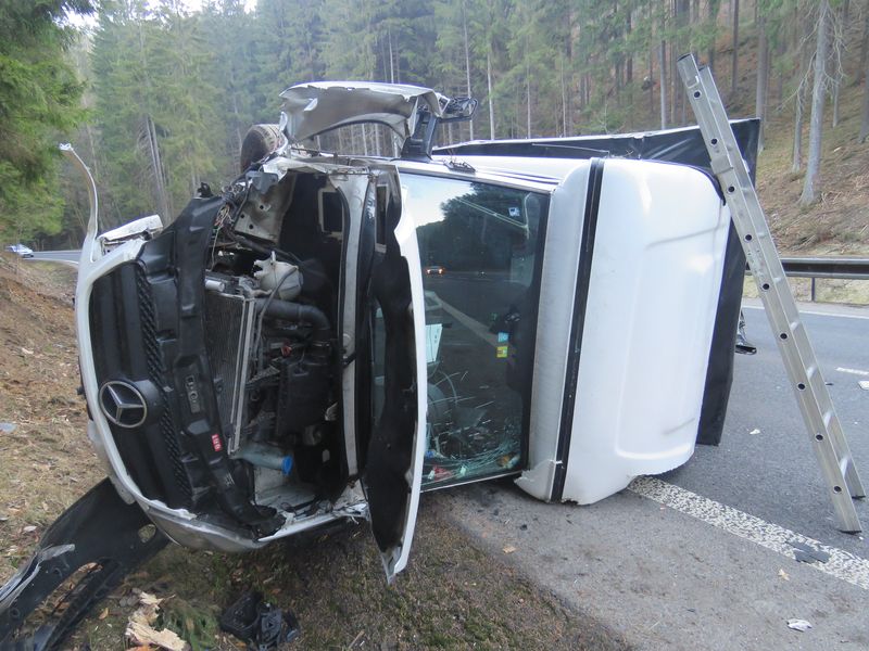 Nehoda nákladního automobilu v obci Těpeře u Železného Brodu<br />Autor: Archiv Policie ČR