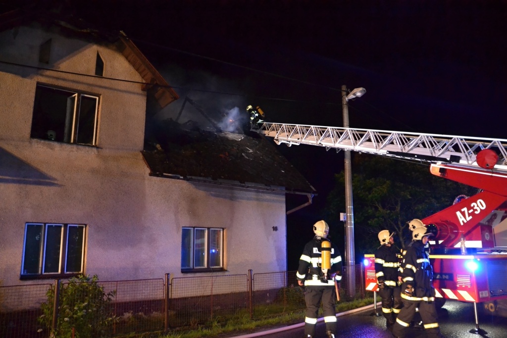 Požár rodinného domu v části obce Roveň (Všelibice)<br />Autor: HZS Libereckého kraje, Radek Poloprutský