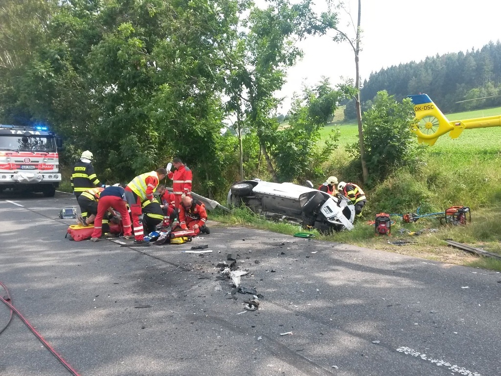 Vážná dopravní nehoda dvou aut na silnici  II/284 ve Stružinci<br />Autor: Hasiči Lomnice nad Popelkou
