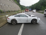 Nabourané Porsche 911 Carrera na silnici I. třídy č. 35 za sjezdem na Jablonec ve směru na Turnov