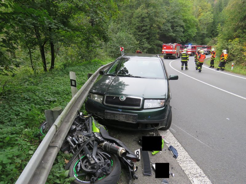 Nehoda motorkáře s osobním autem u Železného Brodu<br />Autor: Policie ČR