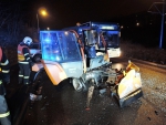 Nehoda v Liberci, při které došlo ke střetu osobního automobilu, autobusu a malého traktoru