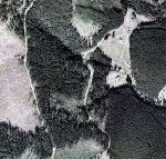 Srovnávací ortofotografie oblasti Žacléřských Bud z let 2005 a 2007 s plošným poškozením lesa po orkánu
