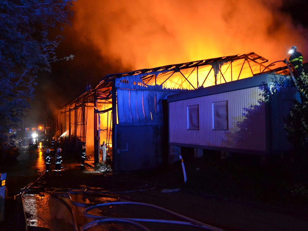 Zásah hasičů při požáru skladovací haly v Lomnici nad Popelkou<br />Autor: HZS Libereckého kraje