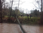 Vytažení stromu, který i s dráty uvízl v Košťálově v řece Olešce
