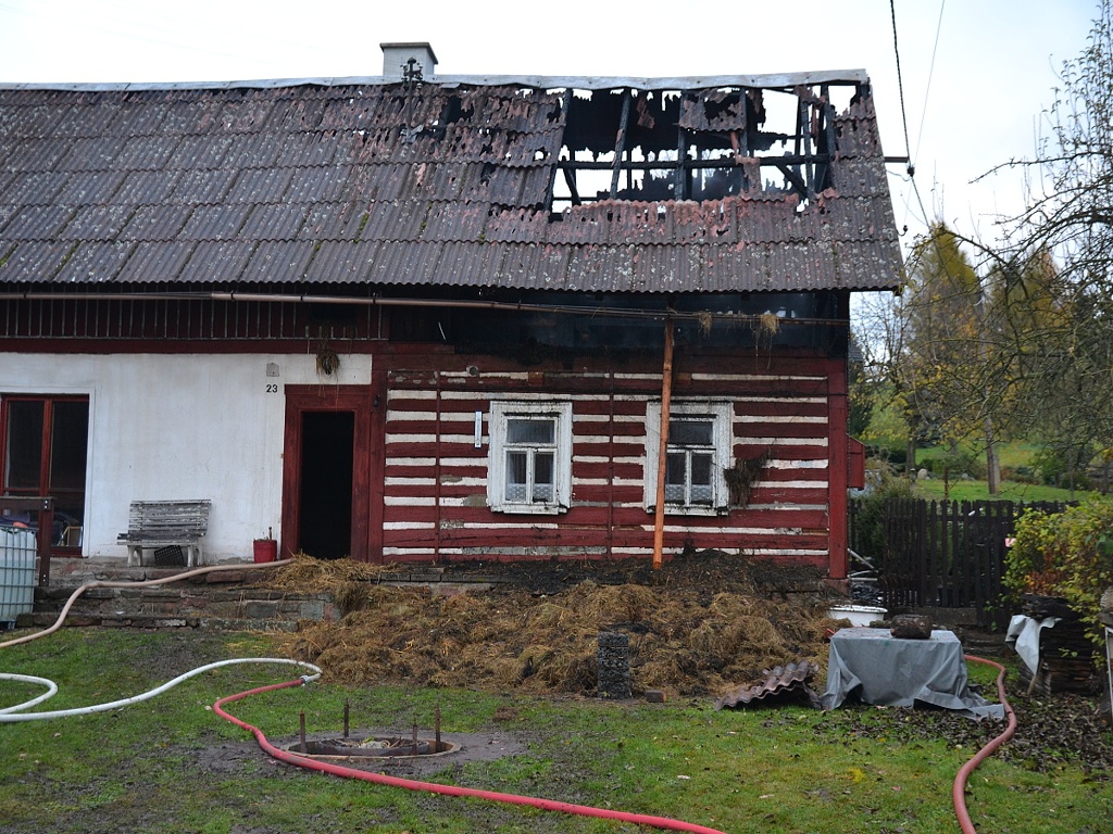 Požár roubenky v obci Skuhrov u Lomnice nad Popelkou<br />Autor: Vyšetřovatelka požárů stanice Semily
