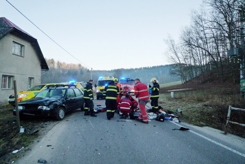 Srážka osobního auta s řidičem motocyklu v Bělé u Staré Paky<br />Autor: HZS Libereckého kraje, stanice Jilemnice