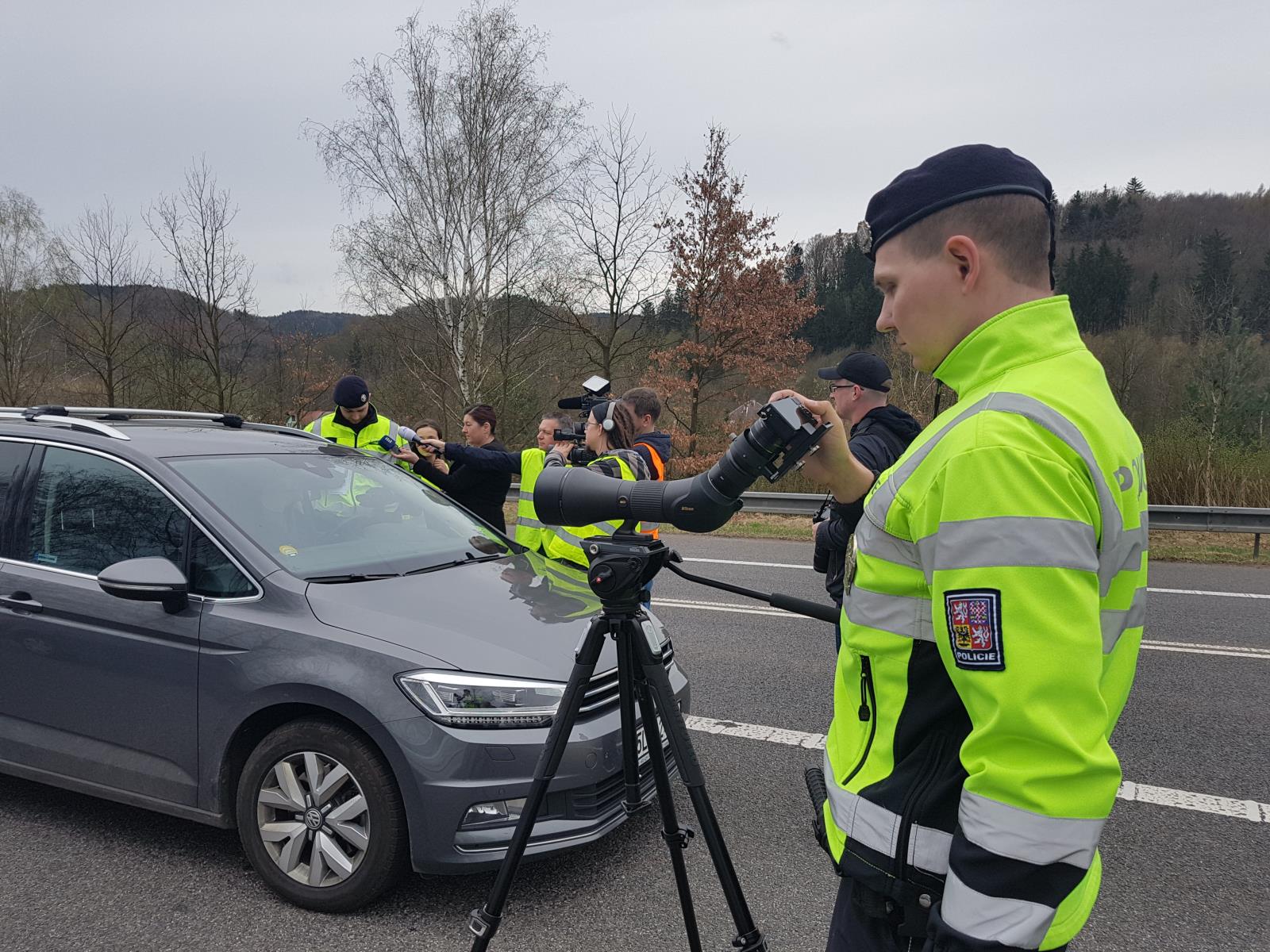 Nové speciální dalekohledy značky Nikon Monarch 82ED-A v akci krajských policistů<br />Autor: Archiv Policie ČR