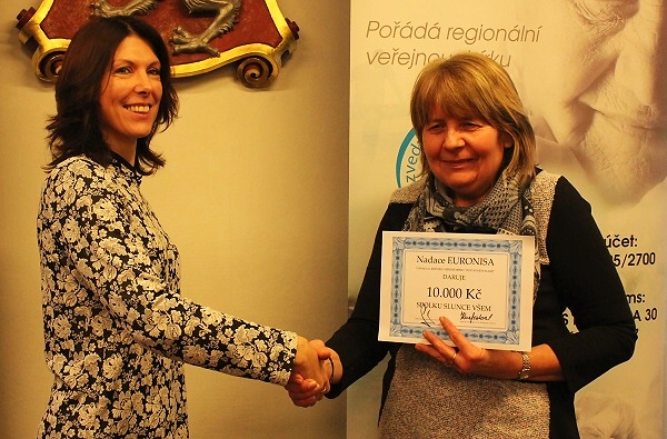 Předání šeků Nadace Euronisa dvěma neziskovým organizacím v Turnově<br />Autor: Zdenka Štrauchová