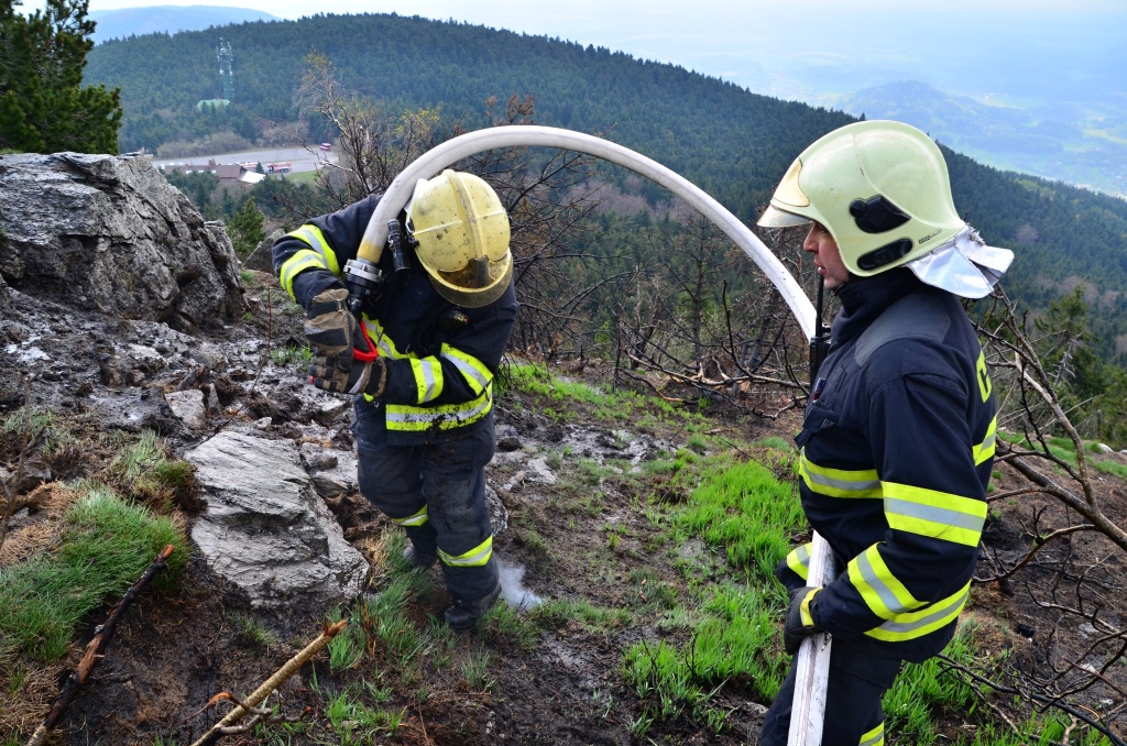 Zásah hasičů při požáru pod Ještědem<br />Autor: HZS Libereckého kraje, Jaromír Mottl