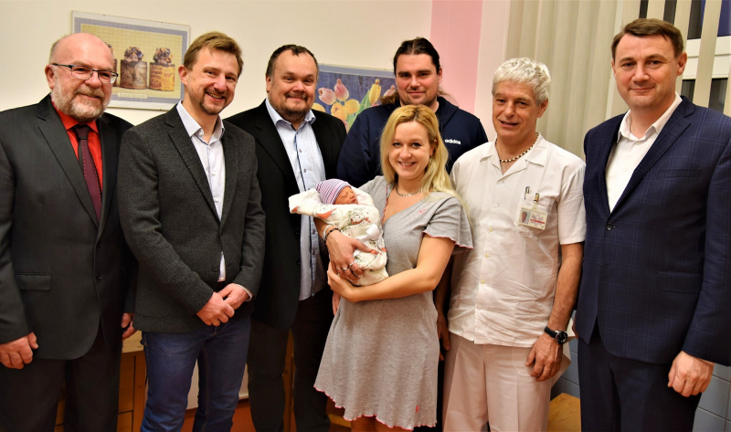 Malá Kateřina v jilemnické nemocnici s rodiči a hosty<br />Autor: Archiv KÚ Libereckého kraje