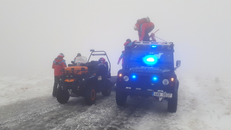 Záchrana mladého páru na cestě pod vrcholem Sněžky