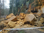 Zřícený skalní blok v katastru obce Cvikov
