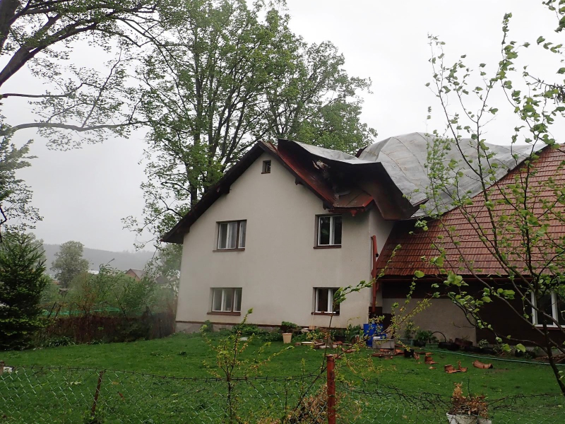 Utržená střecha rodinného domu Petrašovice<br />Autor: HZS Libereckého kraje