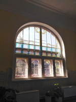 Renovace vitrážového okna na jižní straně budovy radnice v Rokytnici nad Jizerou