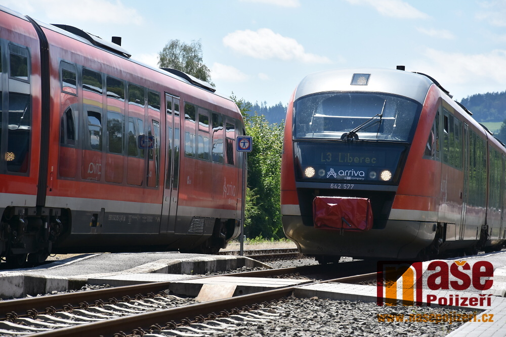 Vlaky Arrivy Siemens Desiro se křižují na semilském nádraží<br />Autor: Petr Ježek