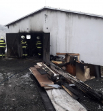 Zásah hasičů u požáru skladu v Bradlecké Lhotě