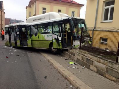 Po střetu autobusu s osobním vozem v Jablonci dva těžce zranění