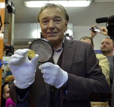 Obrazem: Karel Gott razil v Jablonci vlastní medaili