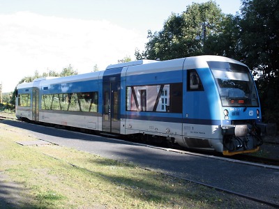 Horská lokálka vozila textil, papír i poutníky za zázrakem