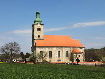 Kostel Narození Panny Marie v Dubnici se dočkal nové fasády