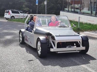 Zahraniční novináři viděli v kraji sklo, elektrovozítko i nanočištění vody