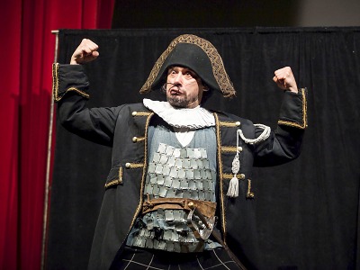 Harlekýnova pomsta je energická komedie plná humoru, lásky a intrik