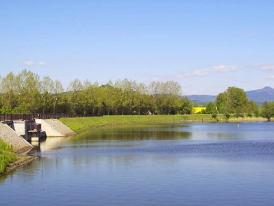 Horecký rybník chrání před povodní a přitahuje vodní lyžaře