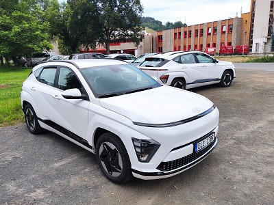 Kraj pořídil svým organizacím dalších šestnáct elektromobilů