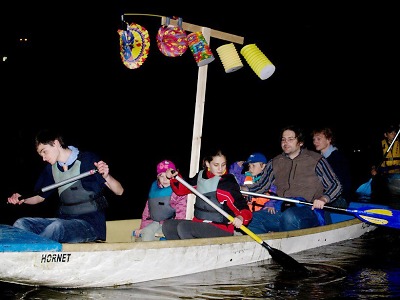 Skautská lampiónová plavba rozzáří Libereckou přehradu