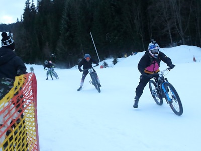 VIDEO: Ve Špindlu sjíždělo 200 bikerů stovkou po ledové sjezdovce