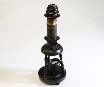 Stovky let starý mikroskop v turnovském muzeu pochází z Norimberka