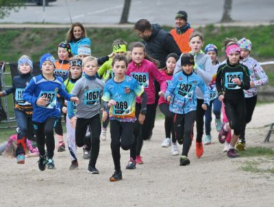 Podeváté se běhalo do pohody kolem jablonecké přehrady
