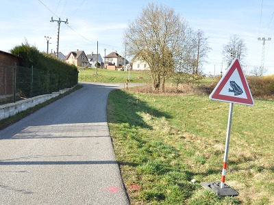 Žáby cestují přes silnice. Lidé kradou značky, které na ně upozorňují