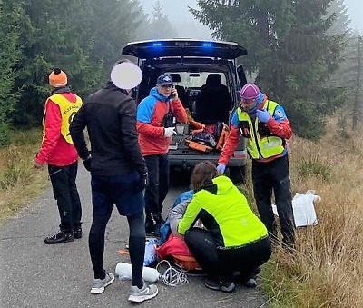 Resuscitace cyklisty v Jizerských horách při ČT Author Cup