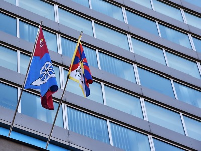 Vlajka Tibetu visí na budově kraje už pojedenácté v historii