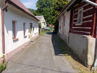 Cesty mezi roubenkami pokryjí žulové kostky. Kraj přispěje statisíci