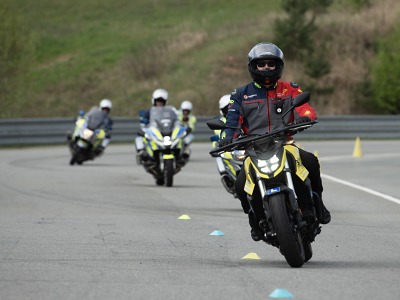 Kurzy Učme se přežít pomáhají motorkářům zvládat reálné situace 
