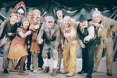 Náčleník Apačů v divadelním představení DS Tyl Slaná