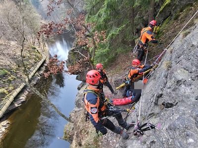Hasiči – lezci zachránili u Semil paraglidistu i zraněného ferratistu