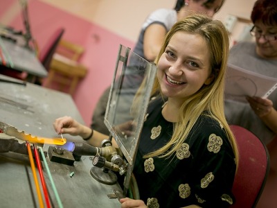 Zástupci mezinárodních organizací navštívili sklářské firmy v Pojizeří