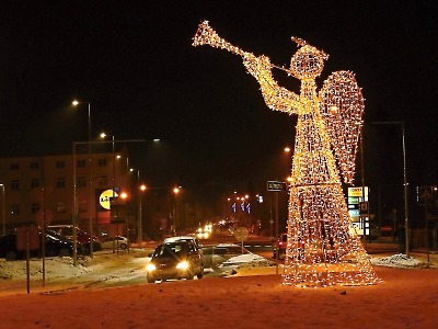 Kruhový objezd ve Vrchlabí stráží vánoční anděl s trumpetou