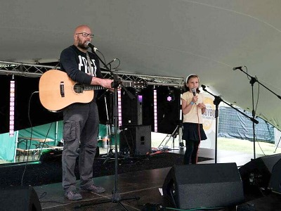 Anička a Kuba Horákovi zahrají nejen turnovským dětem