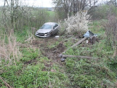 Autem přerazil u Turnova betonový sloup a poté v klidu odešel
