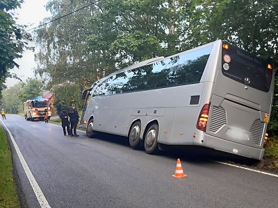 V Roztokách u Jilemnice sjel autobus do příkopu