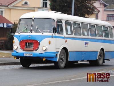 Svezte se historickým autobusem k historickému vlaku